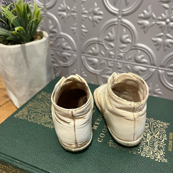 VINTAGE CERAMIC BABY SHOES – WHITE GLAZED – DECOR COLLECTIBLE - Picture 4 of 7